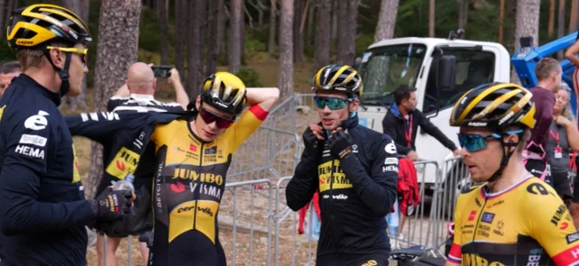 Integrante de Jumbo Visma se fue a puños y patadas / AFP