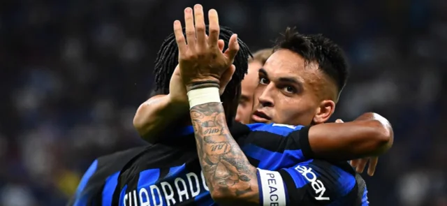 Juan Cuadrado celebra con Lautaro Martínez - AFP