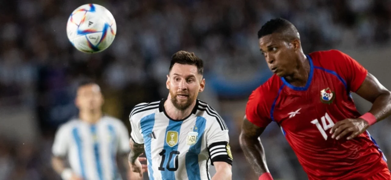 Lionel Messi y Gilberto Hernández en amistoso 2023 - AFP