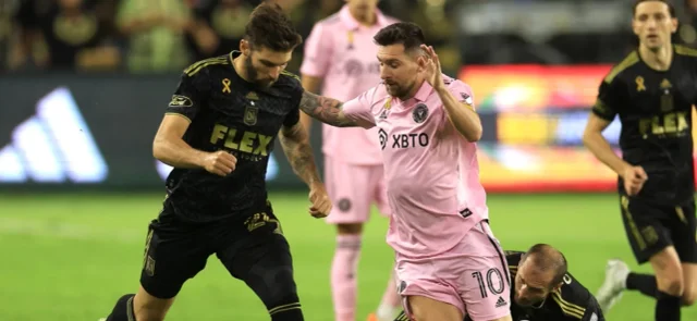 Lionel Messi busca superar la marca de Ryan Hollingshead - AFP