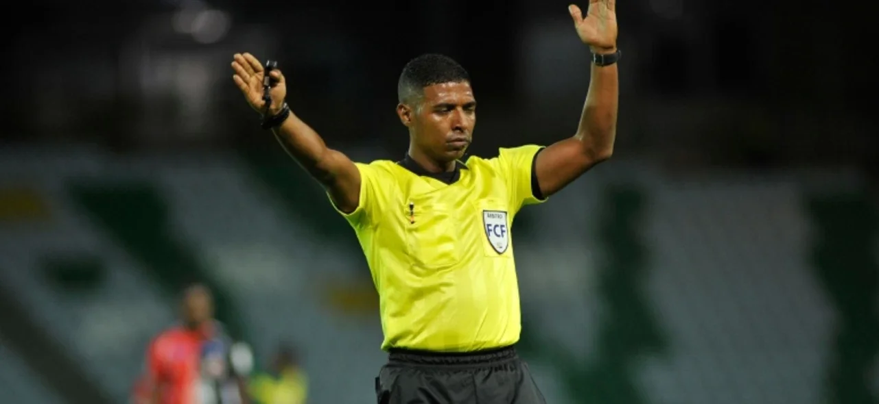 Luis Alfredo Delgado - Árbitro central - VizzorImage / Ricardo Vejarano