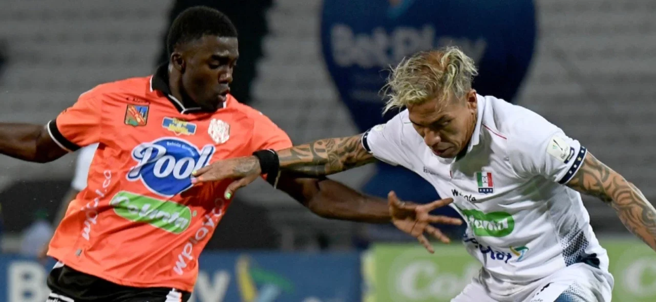 Luis Ángel Díaz enfrentando a Dayro Moreno - VizzorImage / Daniel Ocampo