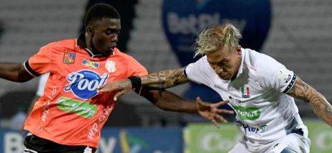 Luis Ángel Díaz enfrentando a Dayro Moreno - VizzorImage / Daniel Ocampo