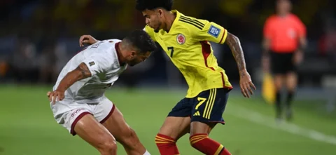 Luis Díaz enfrentando a un rival venezolano - AFP