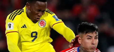 Luis Sinisterra cabecea un balón ante la marca de Erick Pulgar - AFP