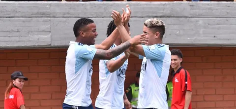 Destacado jugador de Millonarios recibió críticas | Foto: VizzorImage / Luis Benavides