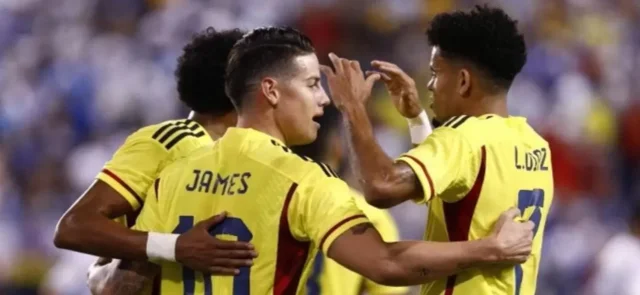 Johan Mojica, James Rodríguez y Luis Díaz celebran un gol - AFP