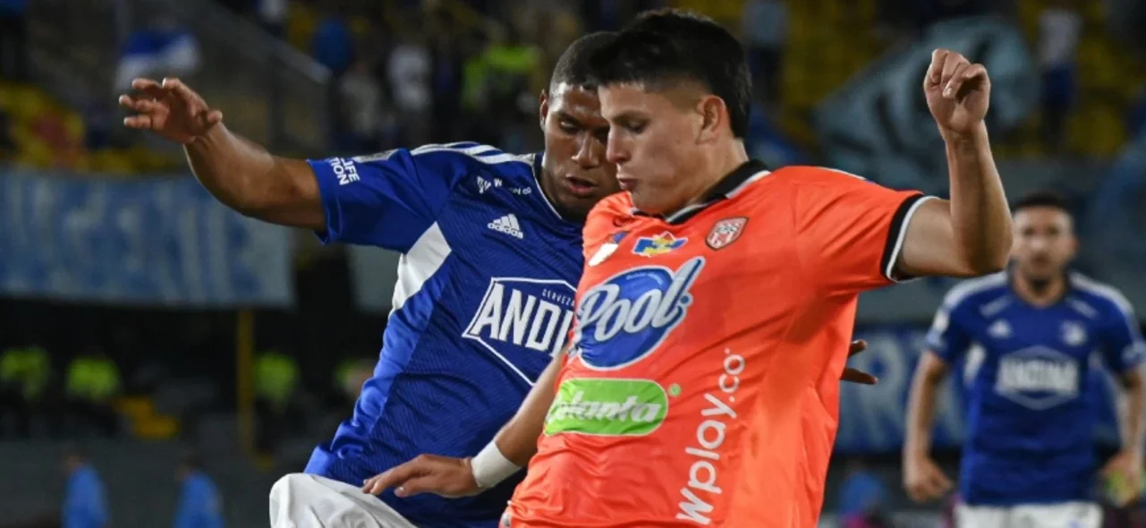 Ramiro Brochero (Millonarios) combate con Daniel Arcila (Envigado) en Bogotá - VizzorImage / Samuel Norato