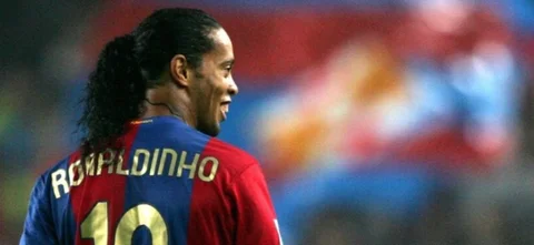 Lujito de Ronaldinho ante un hincha / AFP