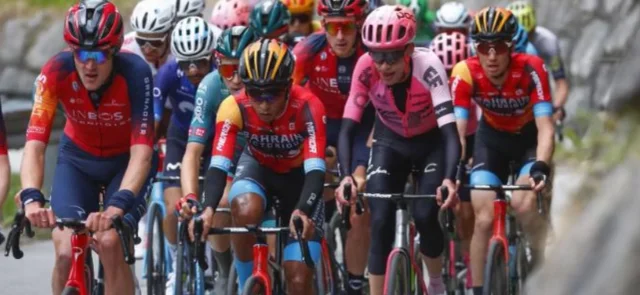 Einer Rubio y el pelotón en La Vuelta a España 2023 - Twitter: @BHRVictorious