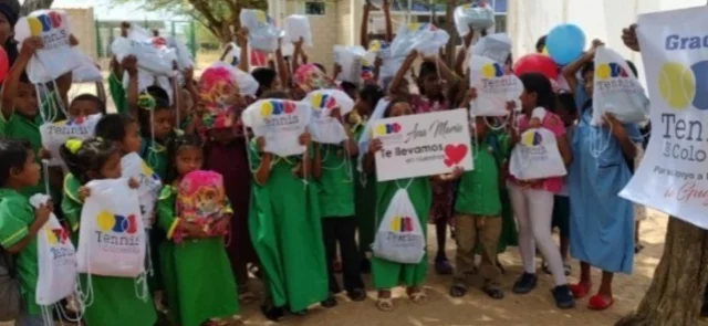 Tennis for Colombia con entrega de donación de kits escolares. / Foto: Cortesía.