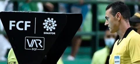 Wilmar Roldán revisa la pantalla del VAR - VizzorImage / Gabriel Aponte