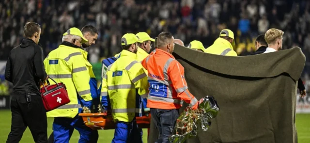 Etienne Vaessen fue retirado en camilla. Foto: AFP