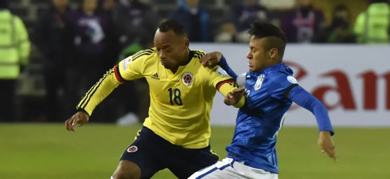 Camilo Zuñiga y Neymar - Foto - AFP