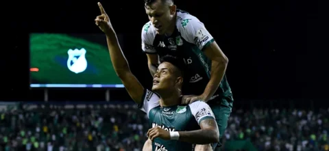 Noche mágica en el Palmaseca para Luis Sandoval - VizzorImage / Nelson Rios