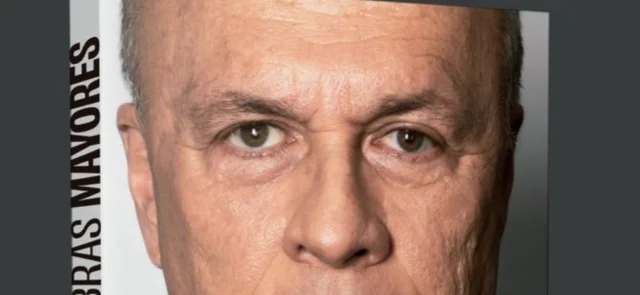 Carlos Antonio Vélez y los detalles de su libro. / Foto: Twitter Carlos Antonio Vélez.