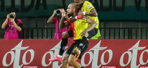 El central abrió el marcador al minuto 12' - VizzorImage / Pablo Bohorquez