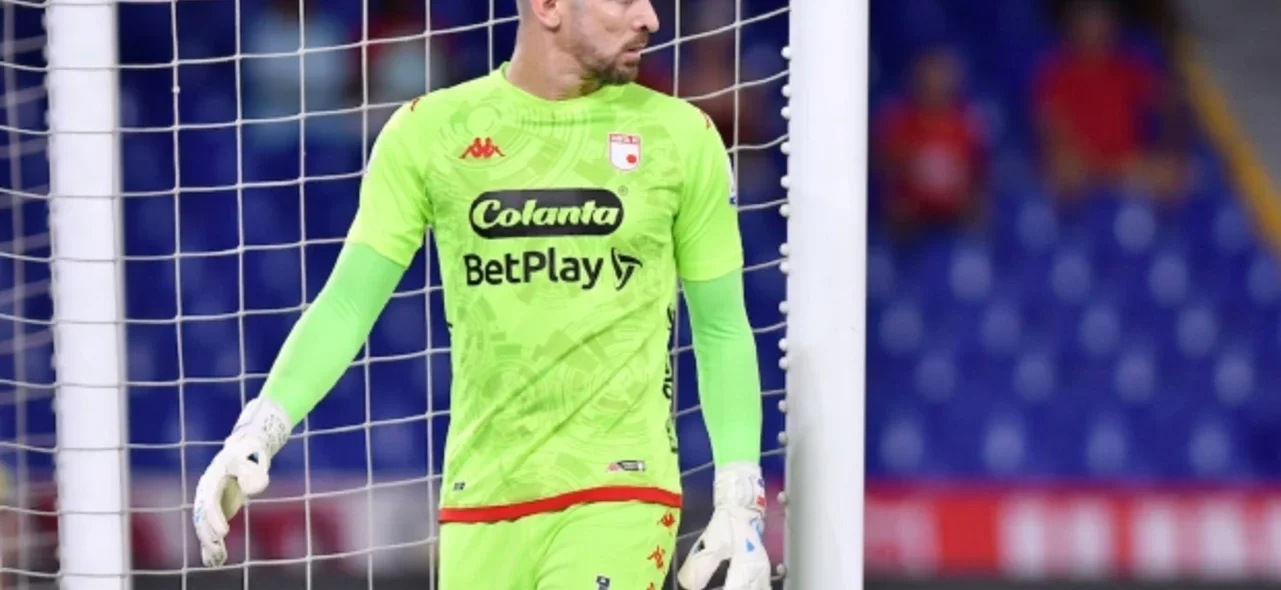 Arquero de Santa Fe evitó el primer gol de Huila. / Foto: Vizzorimage.