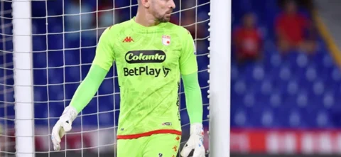 Arquero de Santa Fe evitó el primer gol de Huila. / Foto: Vizzorimage.