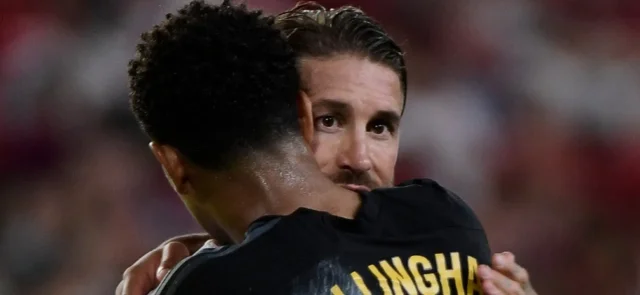 Jude Bellingham abraza a Sergio Ramos en el Sevilla 1-1 Real Madrid - AFP