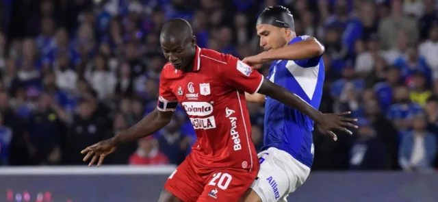 Adrián Ramos (América) defiende la pelota de Larry Vásquez (Millonarios) - VizzorImage / Gabriel Aponte