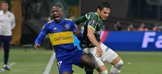 Luis Advíncula disputa un balón con Raphael Veiga - AFP