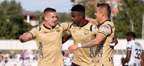 Águilas goleó y se hace inalcanzable | Foto: VizzorImage / Juan Jose Horta