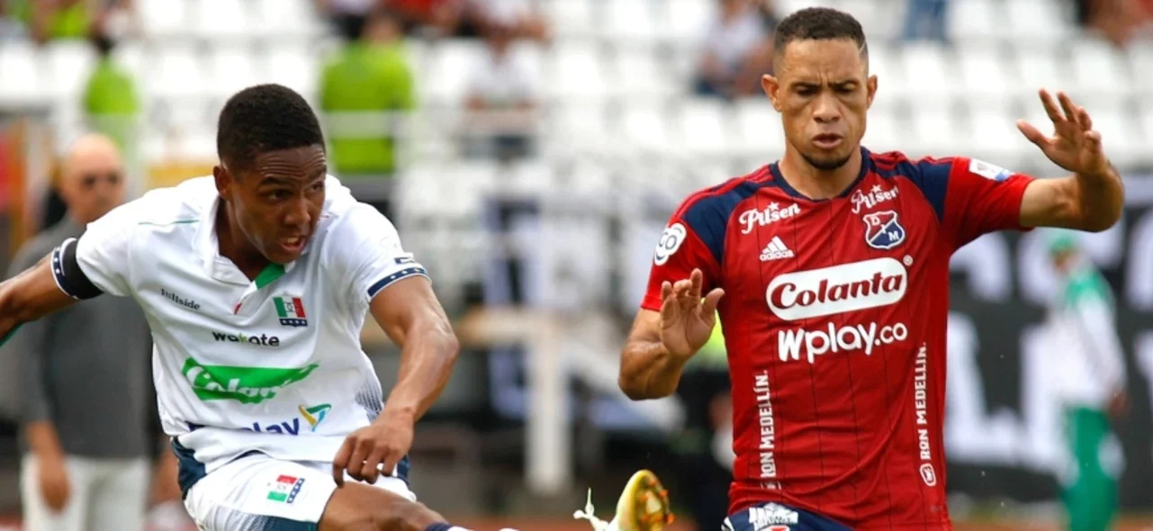 Alejandro García (blanco) y Anderson Plata (rojo) disputan un balón- VizzorImage / John Jairo Bonilla