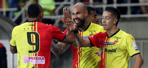 Ángelo Rodríguez, Juan Quintero y Alejandro Piedrahita celebran el gol de Pereira - VizzorImage / Pablo Bohorquez
