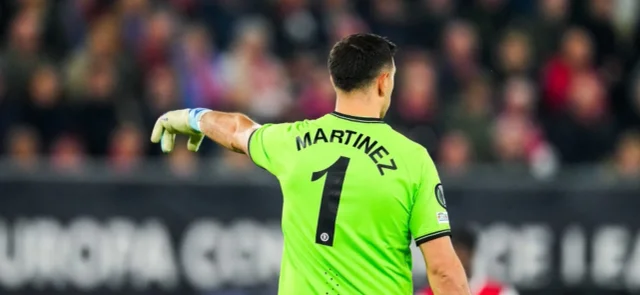 Así fue el autogol de 'Dibu' Martínez en la Premier. / Foto: AFP.