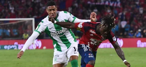 Brahian Palacios busca quitarle el balón a Deinner Quiñónes - VizzorImage / Luis Benavides