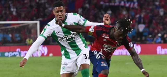 Brahian Palacios busca quitarle el balón a Deinner Quiñónes - VizzorImage / Luis Benavides