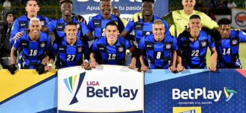 Jugadores de Boyacá se chocaron ante Nacional. / Foto: Vizzorimage.