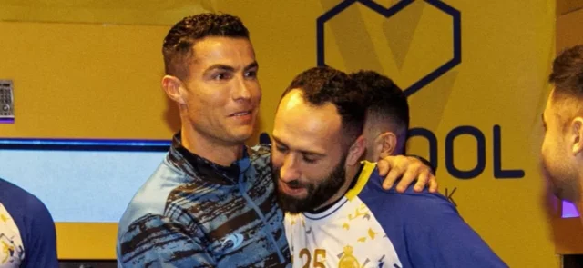 Cristiano Ronaldo y David Ospina en Al Nassr - AFP