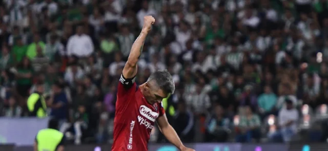 Daniel Torres y el emotivo gesto con hincha de DIM. / Foto: Vizzorimage.