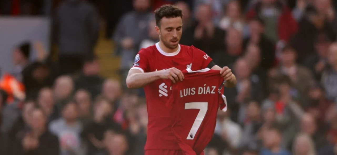 Diogo Jota con la camiseta de Liverpool de Luis Díaz - AFP