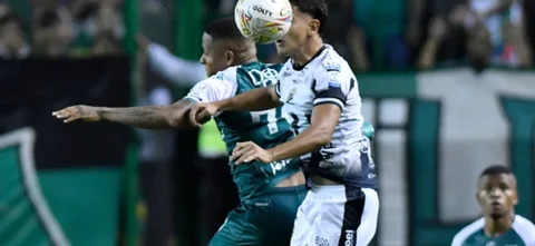 Jhon Vásquez (verde) y Efraín Navarro (blanco) disputan un balón aéreo - VizzorImage / Gabriel Aponte