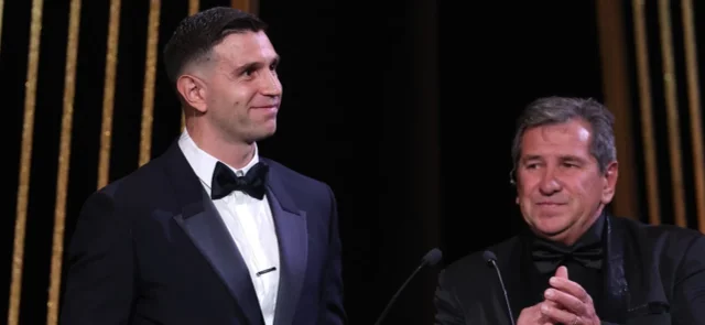 Emiliano Martínez recibiendo el premio Yashin al mejor portero de 2023 - AFP