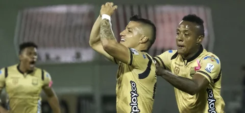 Fredy Salazar marcó el primer gol de Águilas Doradas ante Envigado - VizzorImage / Juan José Horta