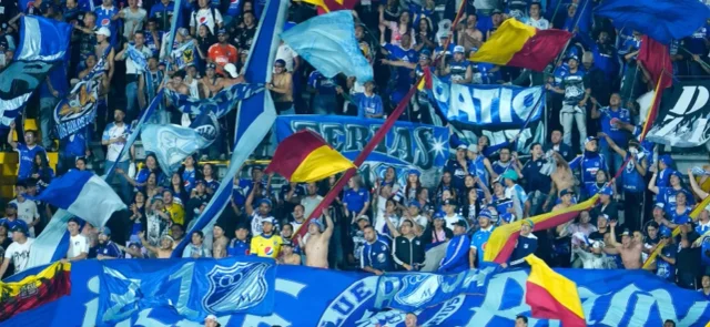 Hinchada de Millonarios en partido en el estadio El Campín - VizzorImage / Diego Cuevas