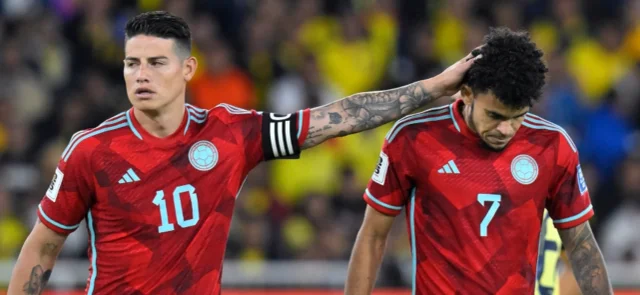 James Rodríguez consuela a Luis Díaz tras errar el penal ante Ecuador - AFP