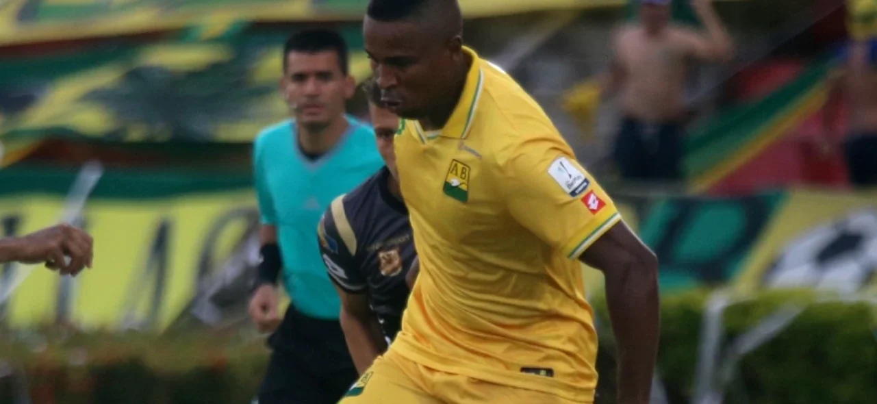 Jefferson Mena - Defensor de Atlético Bucaramanga - VizzorImage / Jaime Moreno