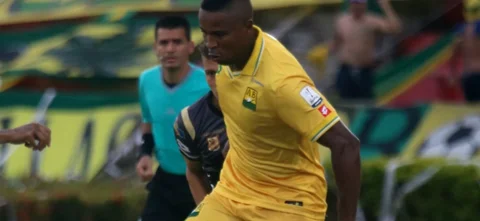 Jefferson Mena - Defensor de Atlético Bucaramanga - VizzorImage / Jaime Moreno