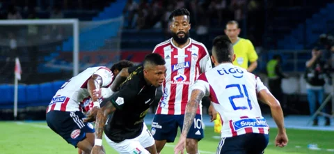 ¡Victoria en casa! Junior se instaló dentro de los 8 . / Foto: Vizzorimage.