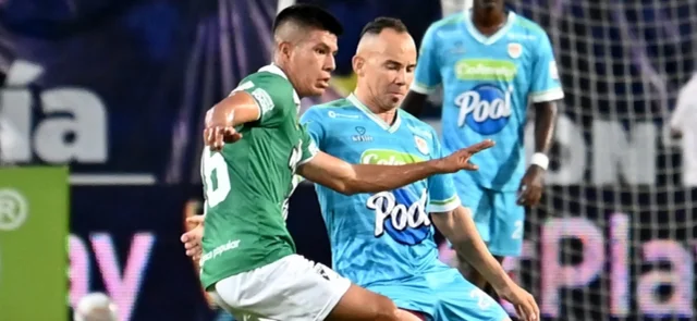 Kevin Salazar (Cali) vs. Daniel Padilla (Jaguares) en disputa del balón - VizzorImage / Andres Felipe Lopez