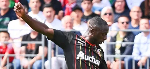 Deiver Machado - Defensor izquierdo de Lens de Francia - X: @RCLens