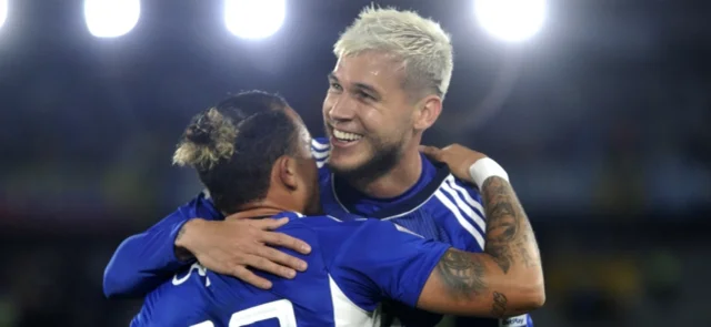 Leonardo Castro de Millonarios abraza a su compañero, Juan Pablo Vargas - VizzorImage / Luis Ramirez