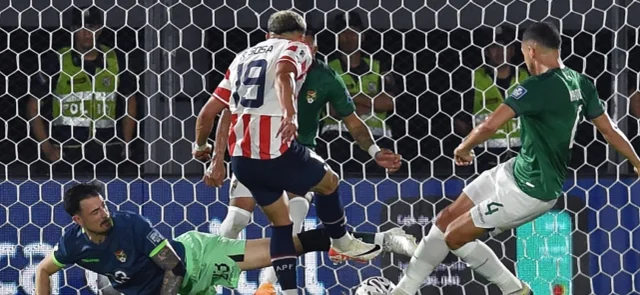 Así fue la fuerte lesión en juego Paraguay vs. Bolivia. / Foto: AFP.