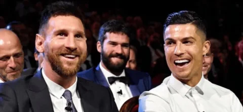 Lionel Messi sonríe junto a Cristiano Ronaldo durante la gala del Balón de Oro - AFP