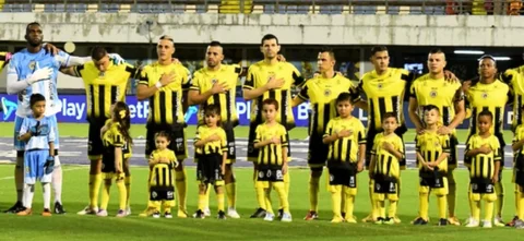 Alianza buscó vencer la valla de Tolima. / Foto: Vizzorimage.